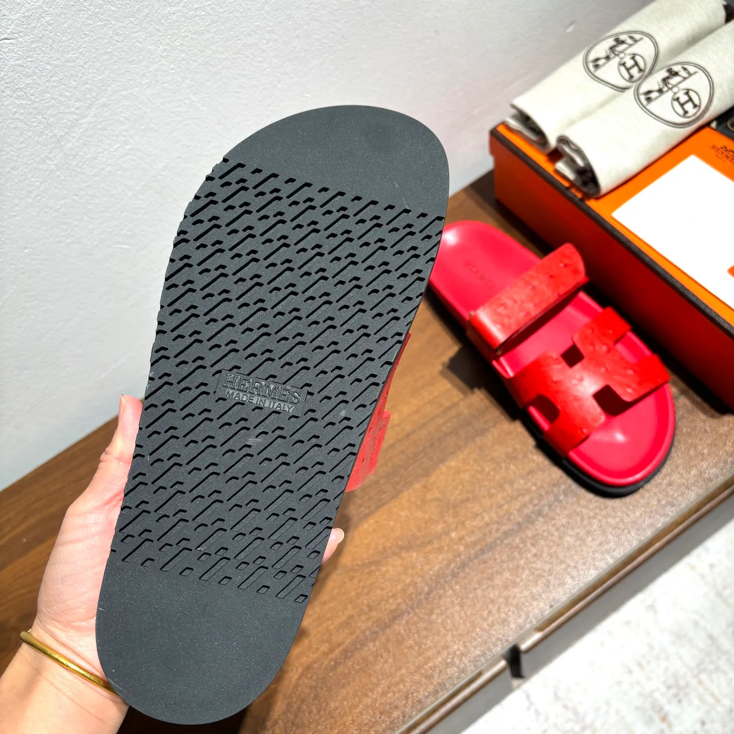 👟👟Ex-factory price 520👟👟 Men's size +10 Brand💗: HERMES Number💗: H8018-210199 Color💗: Ostrich pattern new color system Size 💗: 35 to 40 38-45 Upper material: imported calfskin Outsole material: Tpu anti-slip and wear-resistant outsole 🆕🆕🆕HERMES 2025 latest color matching, original purchased and dismantled, imported custom fabrics. All colors have been adjusted N times, striving to be zero different from the original! The top version for women 💰 Erjie's shoes that have become extremely popular recently - chypre sandals, which are comfortable for all ages and are cute and cute. Paired with various colored socks, it’s so trendy